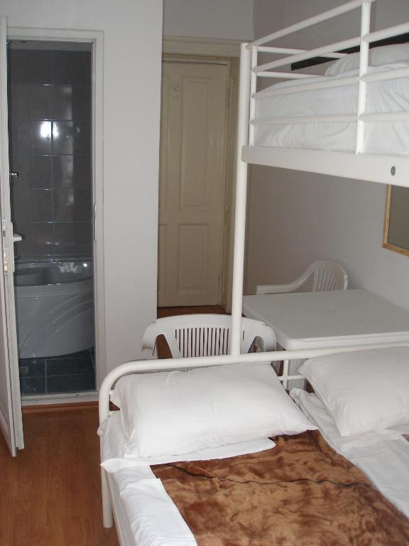 Kretan Hostel ブカレスト 部屋 写真