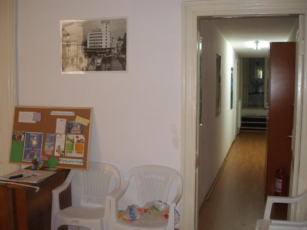 Kretan Hostel ブカレスト エクステリア 写真